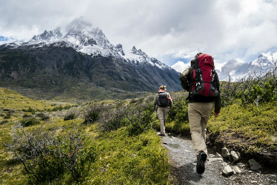 Escaladores en sendero de montaña