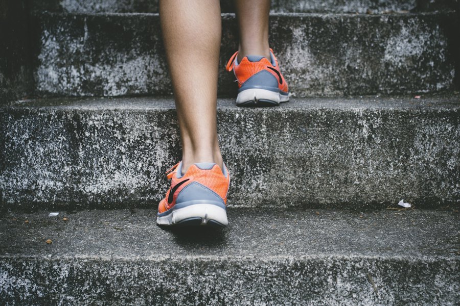 Tenis de correr subiendo escalones
